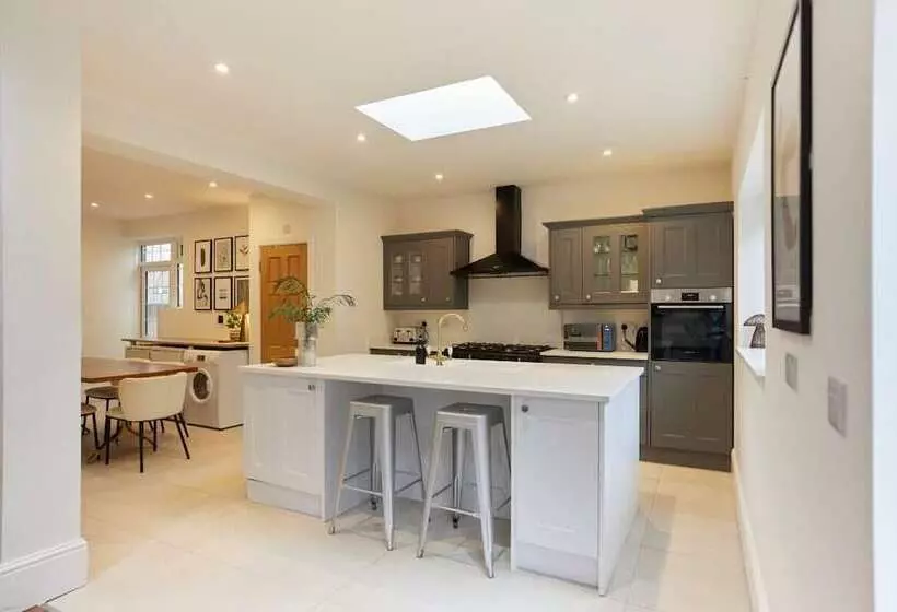 The Redbridge Sanctuary   Spacious 3bdr House With Garden