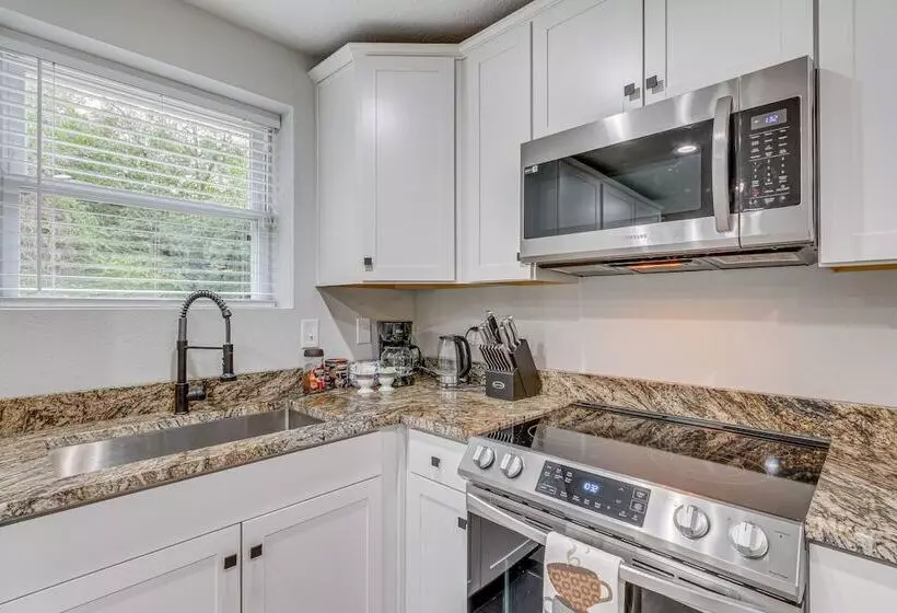 Updated Pensacola Home ~ 7 Mi To Beach!