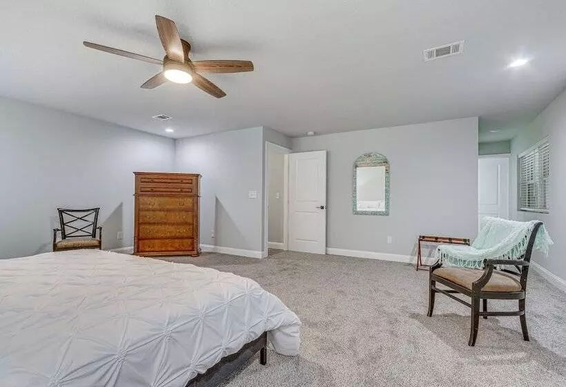 Updated Pensacola Home ~ 7 Mi To Beach!