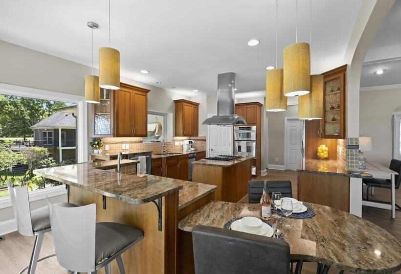 Water, Water Everywhere By Avantstay Pool + Dock