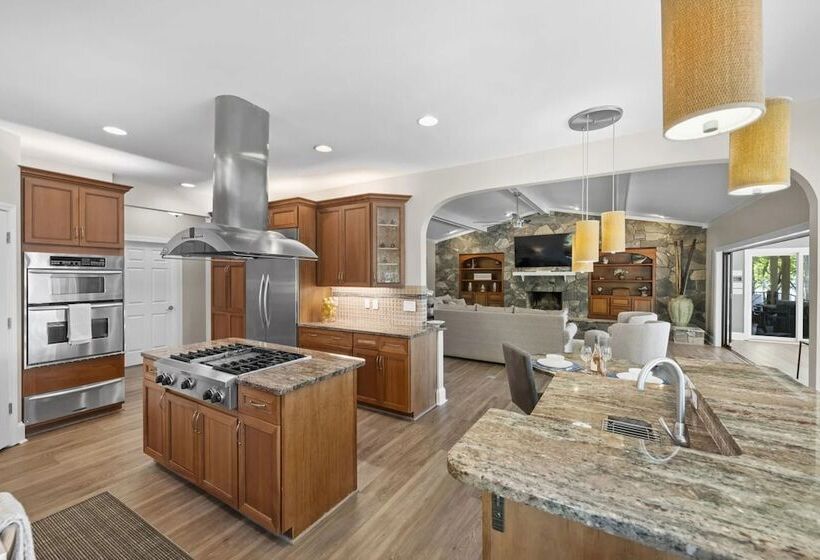 Water, Water Everywhere By Avantstay Pool + Dock