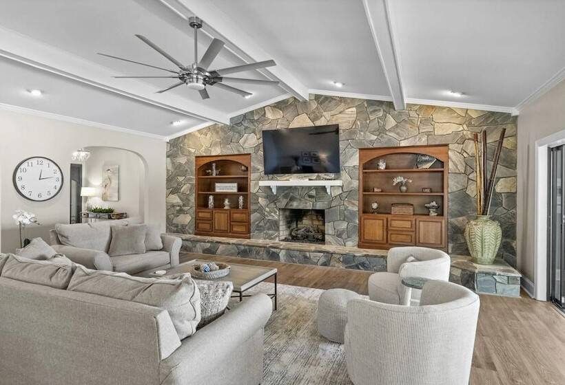 Water, Water Everywhere By Avantstay Pool + Dock