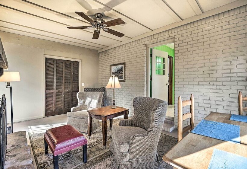 Acworth Retreat W/ Fireplace + Deck, 2 Mi To Lake!