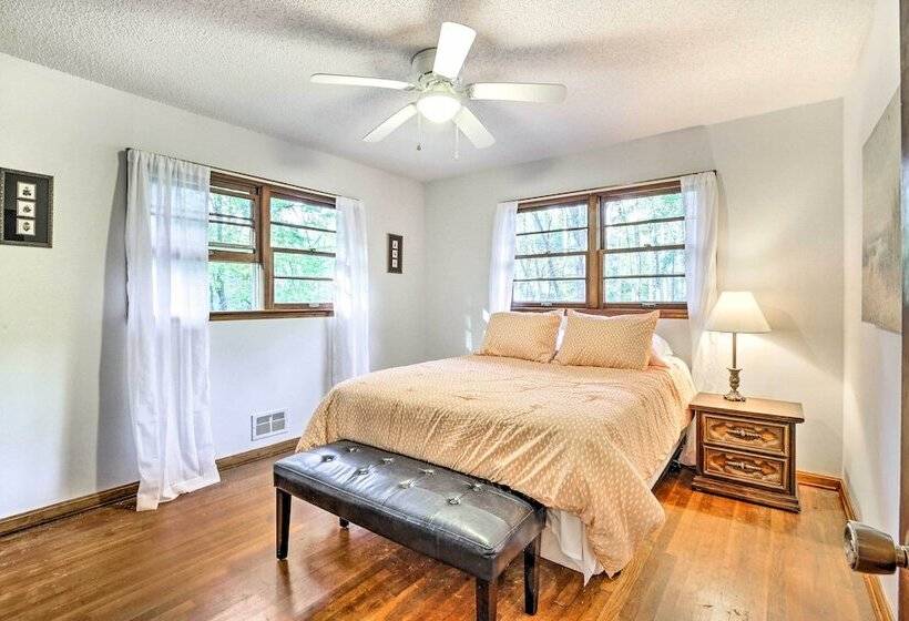 Acworth Retreat W/ Fireplace + Deck, 2 Mi To Lake!