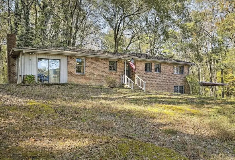Acworth Retreat W/ Fireplace + Deck, 2 Mi To Lake!