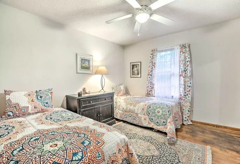 Acworth Retreat W/ Fireplace + Deck, 2 Mi To Lake!