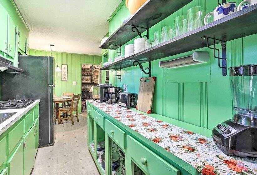 Acworth Retreat W/ Fireplace + Deck, 2 Mi To Lake!