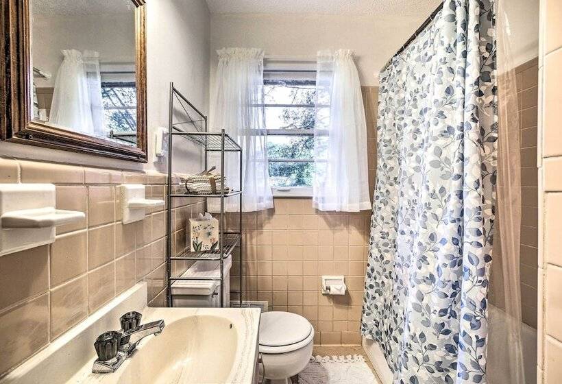 Acworth Retreat W/ Fireplace + Deck, 2 Mi To Lake!