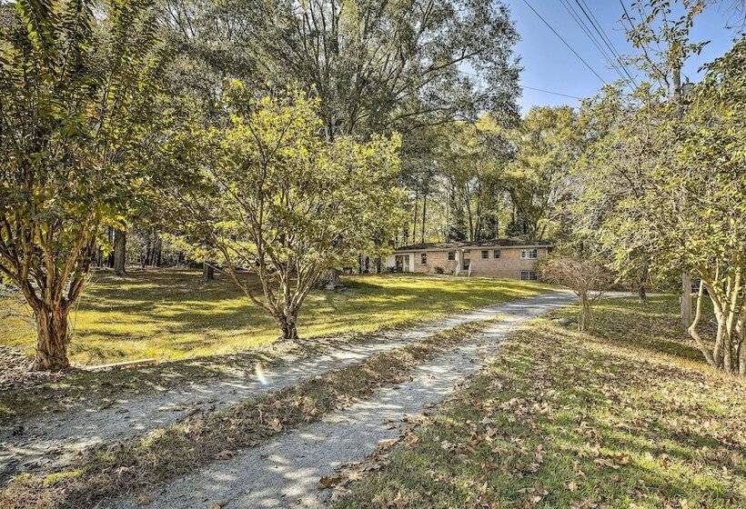 Acworth Retreat W/ Fireplace + Deck, 2 Mi To Lake!