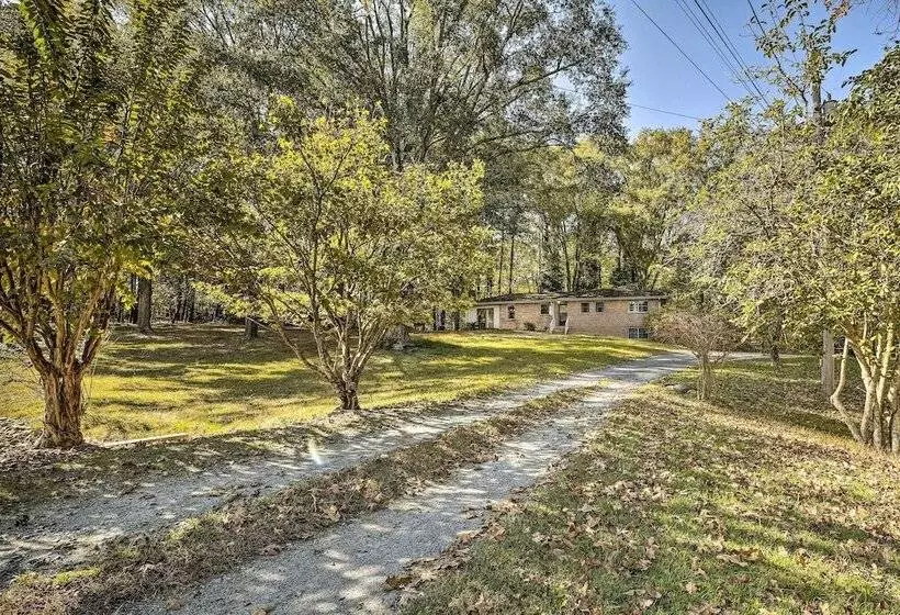 Acworth Retreat W/ Fireplace + Deck, 2 Mi To Lake!