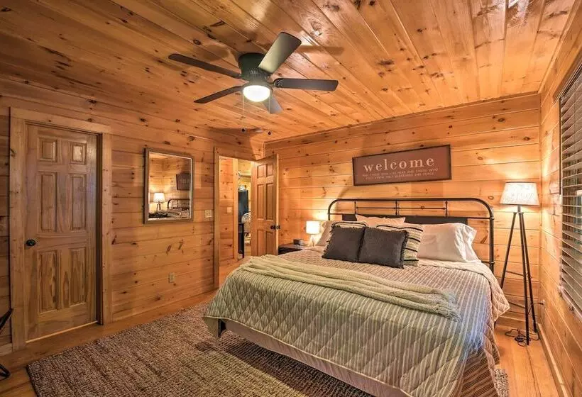 Blue Ridge Cabin: Hot Tub, Fire Pit & Grill!