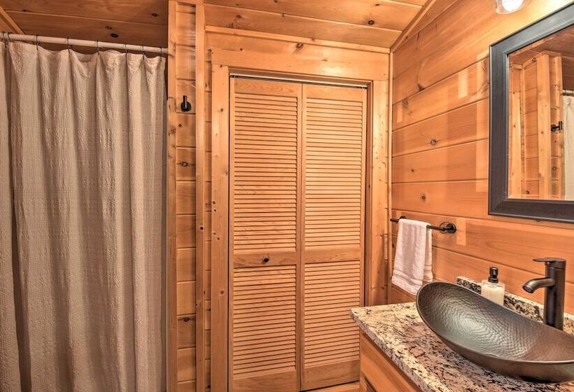 Blue Ridge Cabin: Hot Tub, Fire Pit & Grill!