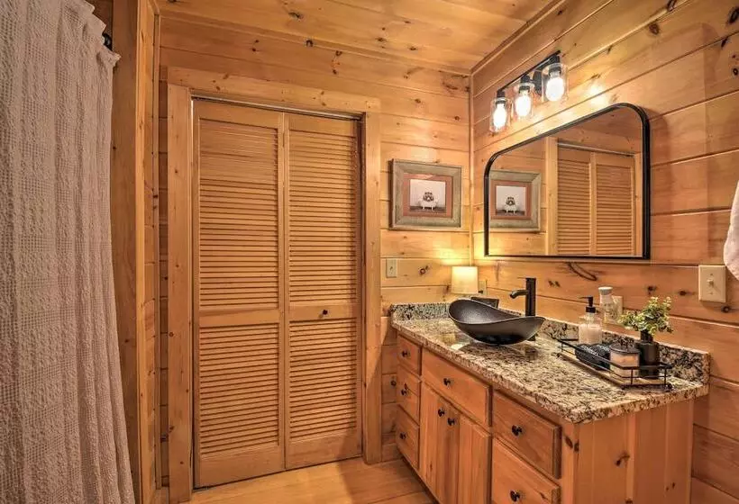 Blue Ridge Cabin: Hot Tub, Fire Pit & Grill!