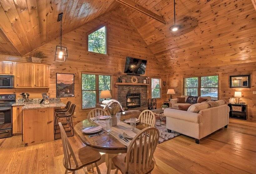 Blue Ridge Cabin: Hot Tub, Fire Pit & Grill!