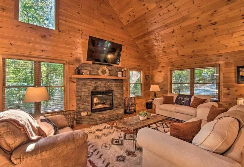 Blue Ridge Cabin: Hot Tub, Fire Pit & Grill!