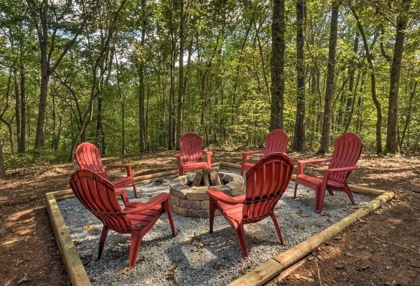 Blue Ridge Cabin: Hot Tub, Fire Pit & Grill!