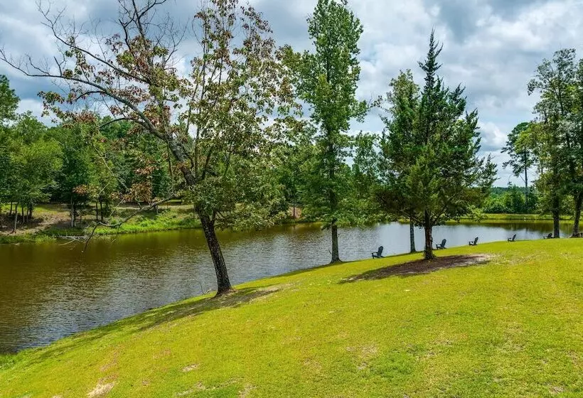 Buena Vista Cabin: Tranquil Haven Near Town Square