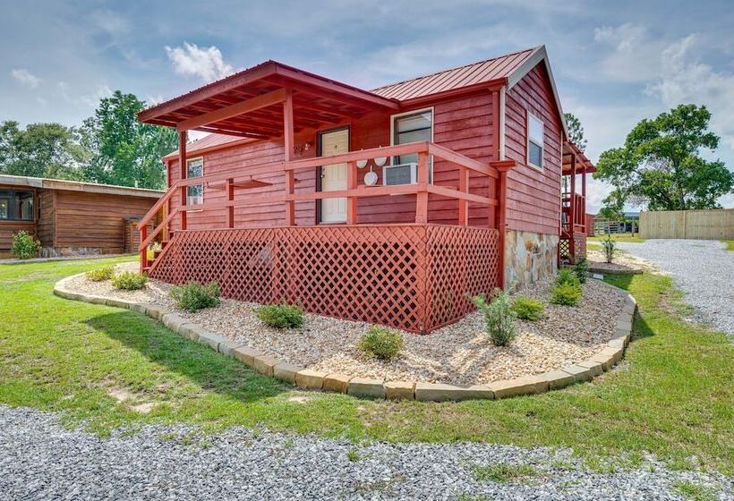 Buena Vista Cabin: Tranquil Haven Near Town Square