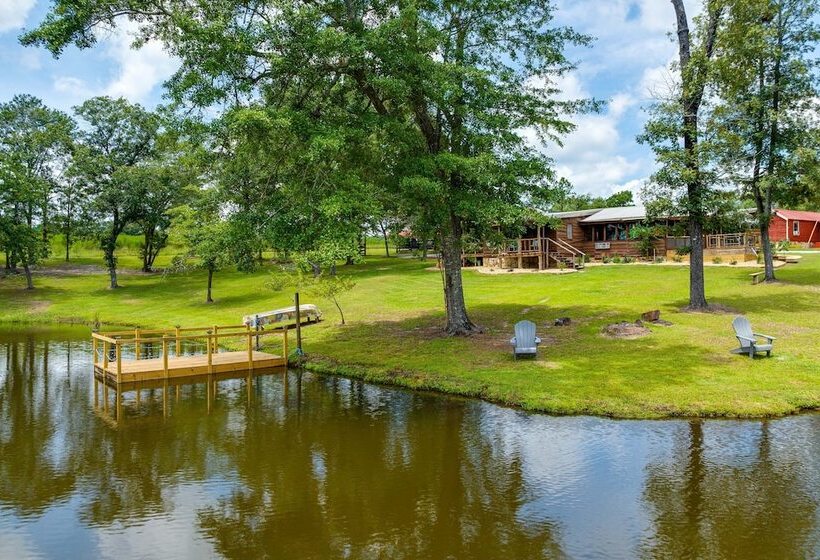 Buena Vista Cabin: Tranquil Haven Near Town Square