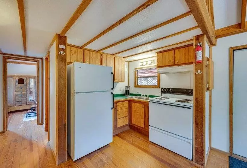 Buena Vista Cabin: Tranquil Haven Near Town Square