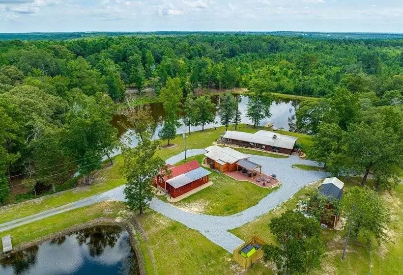 Buena Vista Cabin: Tranquil Haven Near Town Square