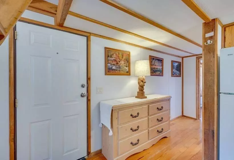 Buena Vista Cabin: Tranquil Haven Near Town Square