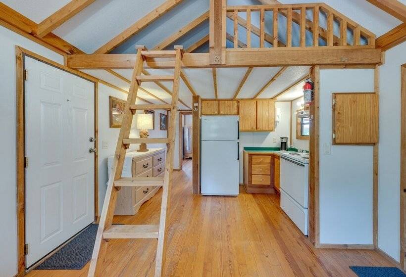 Buena Vista Cabin: Tranquil Haven Near Town Square