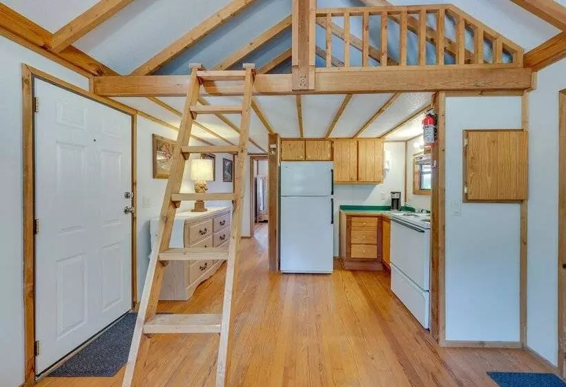 Buena Vista Cabin: Tranquil Haven Near Town Square