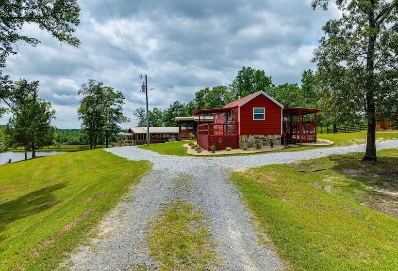 Buena Vista Cabin: Tranquil Haven Near Town Square