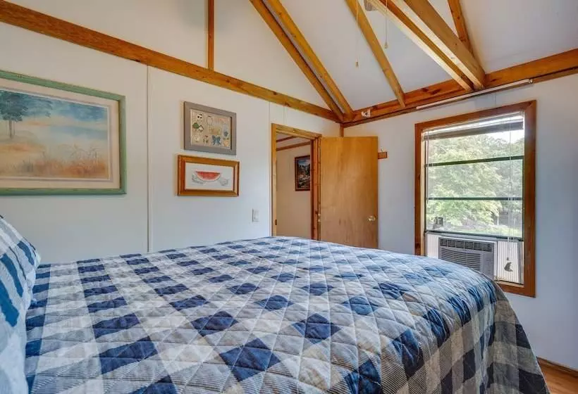 Buena Vista Cabin: Tranquil Haven Near Town Square