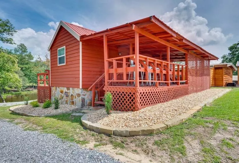 Buena Vista Cabin: Tranquil Haven Near Town Square