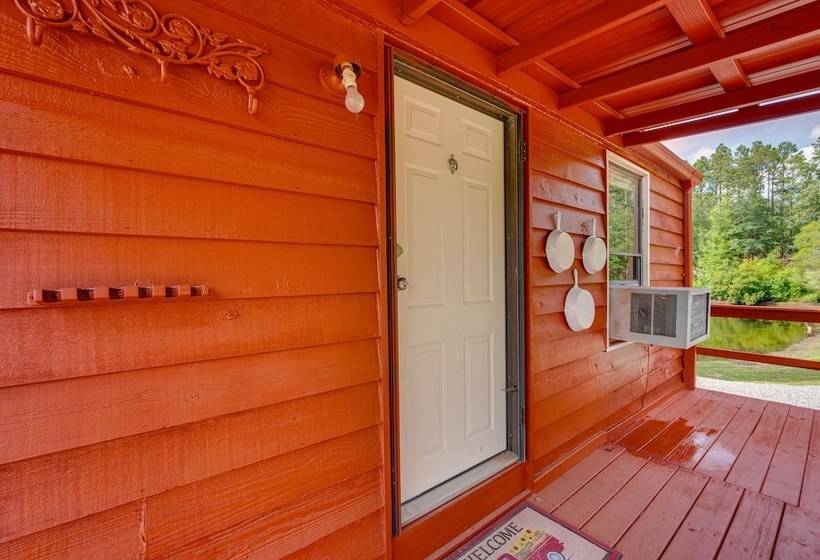 Buena Vista Cabin: Tranquil Haven Near Town Square