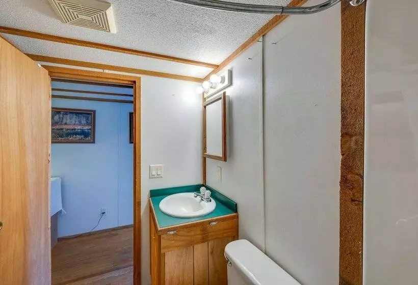 Buena Vista Cabin: Tranquil Haven Near Town Square