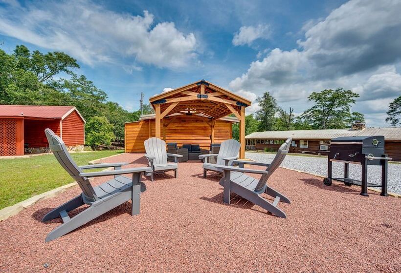 Buena Vista Cabin: Tranquil Haven Near Town Square