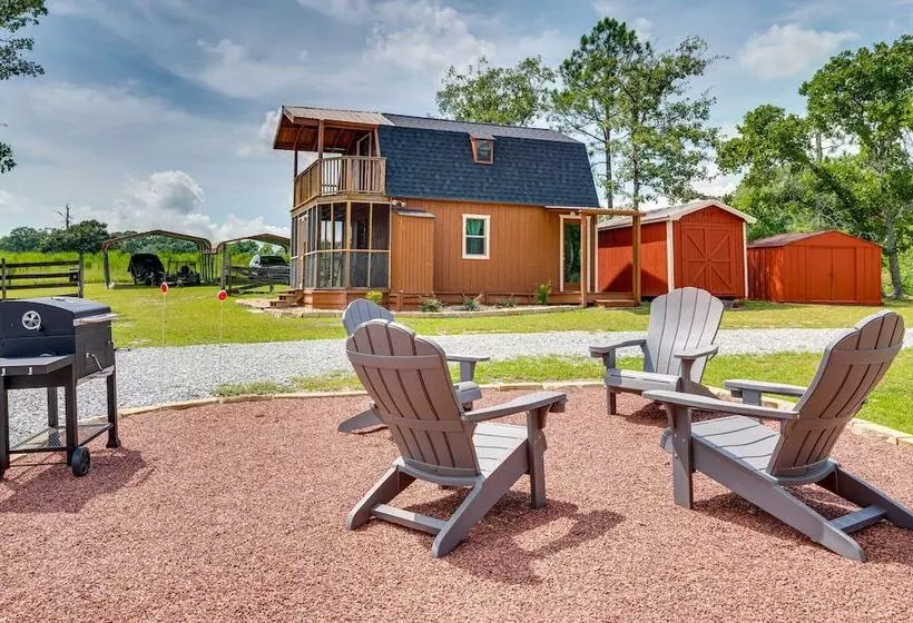 Buena Vista Cabin: Tranquil Haven Near Town Square