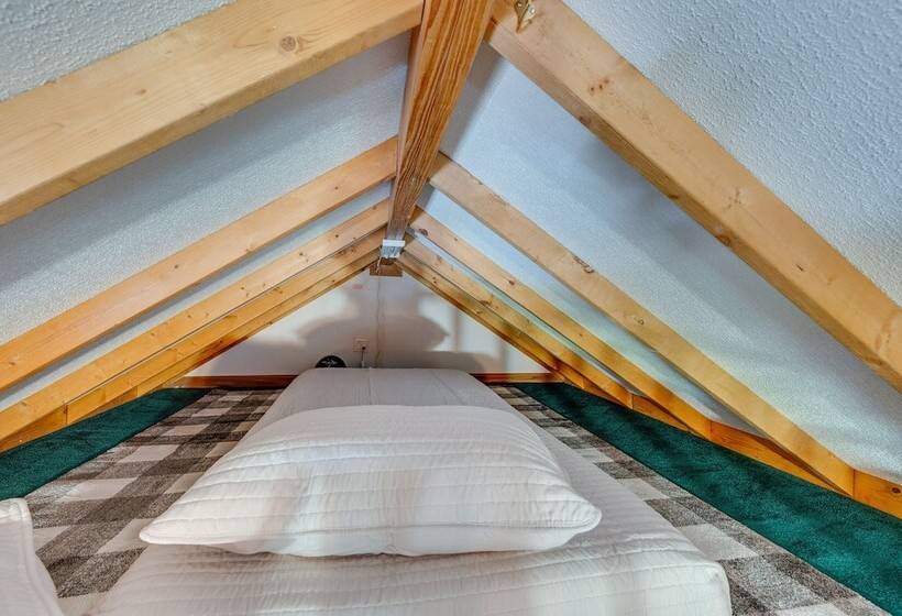 Buena Vista Cabin: Tranquil Haven Near Town Square