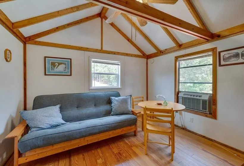 Buena Vista Cabin: Tranquil Haven Near Town Square