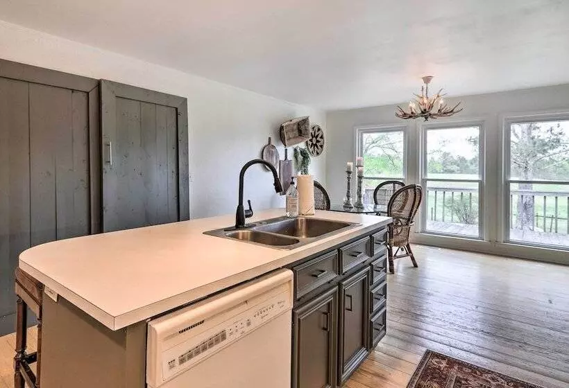 Charming Retreat On 80 Acre Willow Rock Ranch!