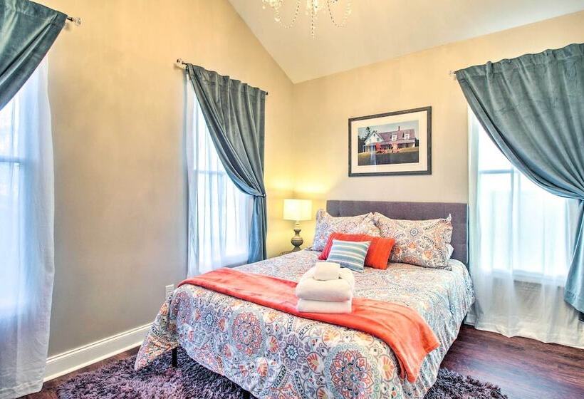 Chic Thomas Square Home In Walkable Location!