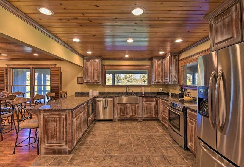 Clarkesville Ranch Cabin W/ Screened In Porch!