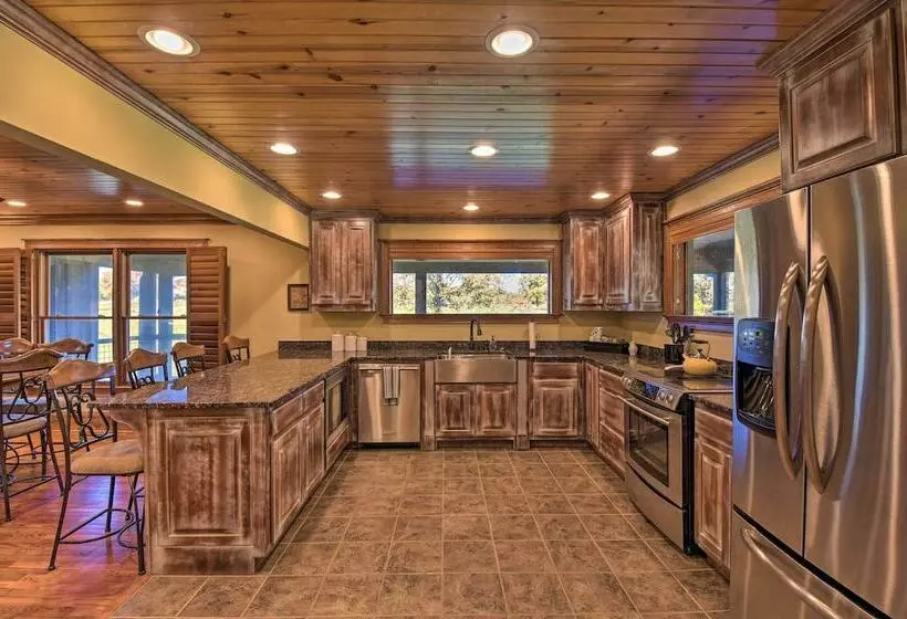 Clarkesville Ranch Cabin W/ Screened In Porch!