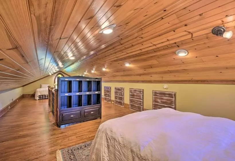 Clarkesville Ranch Cabin W/ Screened In Porch!