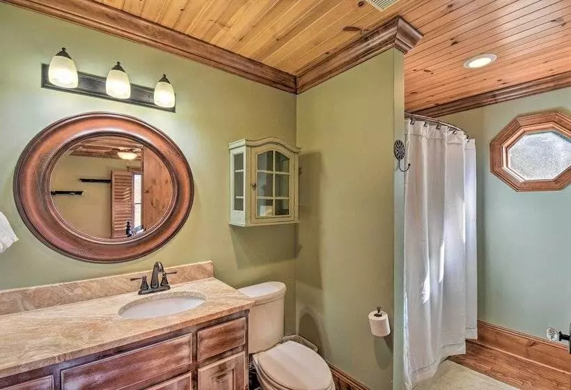 Clarkesville Ranch Cabin W/ Screened In Porch!