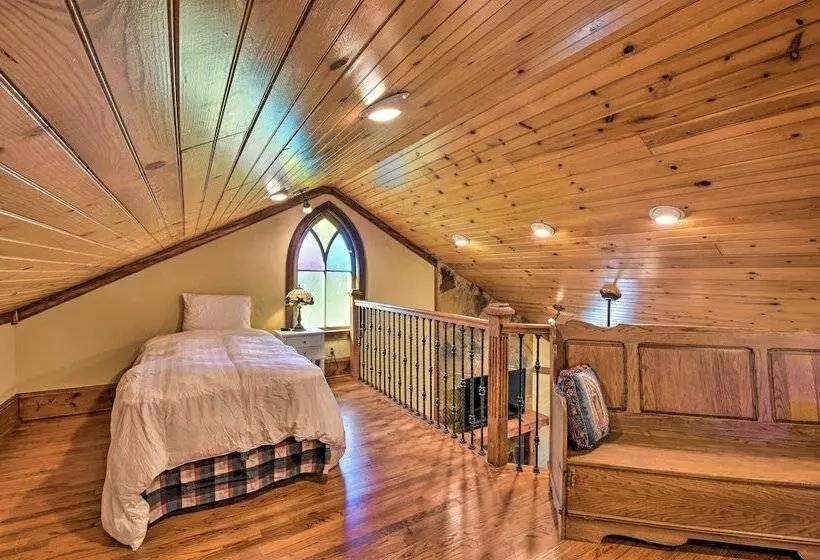 Clarkesville Ranch Cabin W/ Screened In Porch!