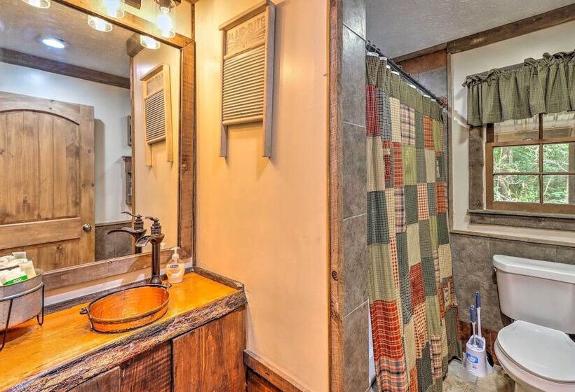 Cozy Creekside Mountain Escape W/ Hot Tub!