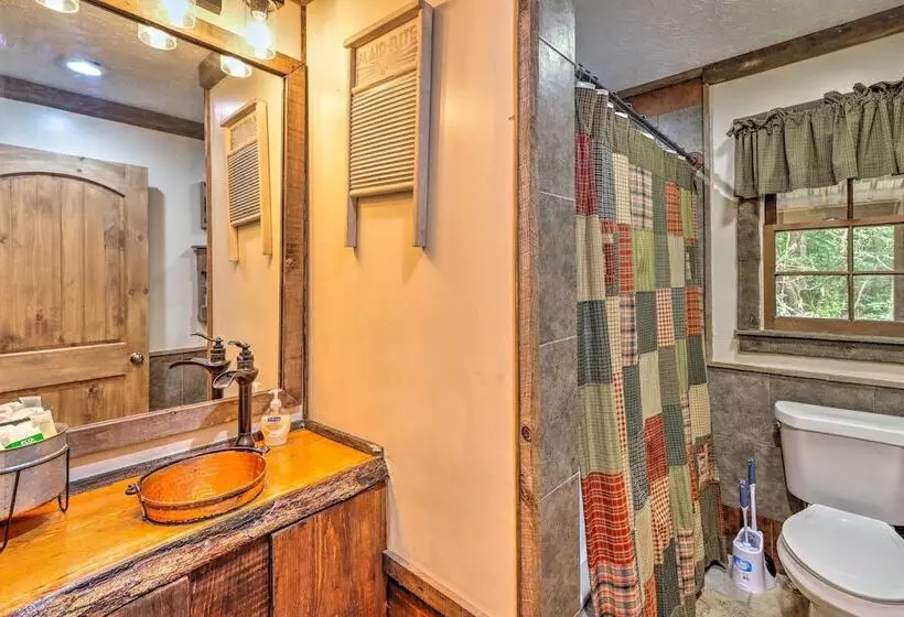 Cozy Creekside Mountain Escape W/ Hot Tub!