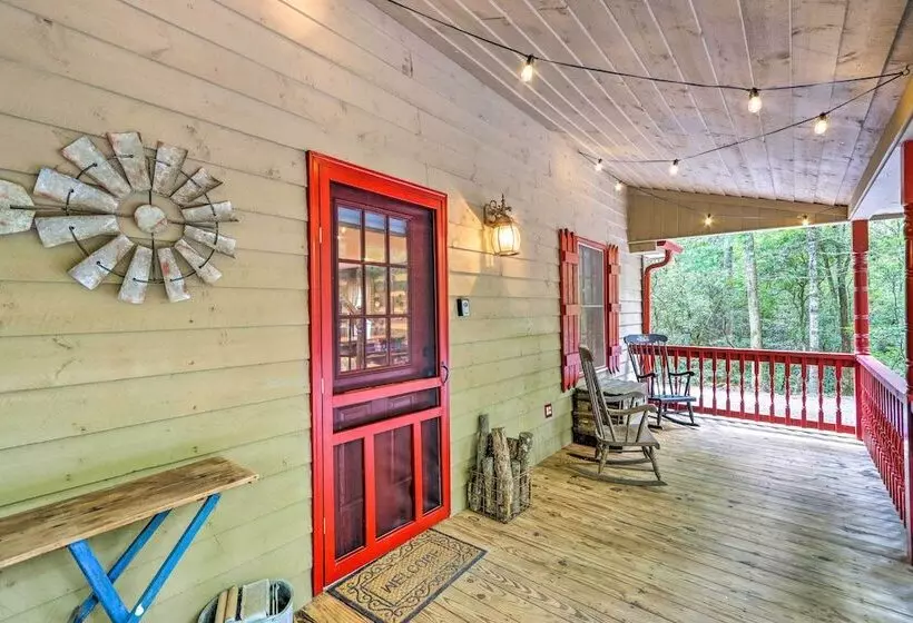 Cozy Creekside Mountain Escape W/ Hot Tub!