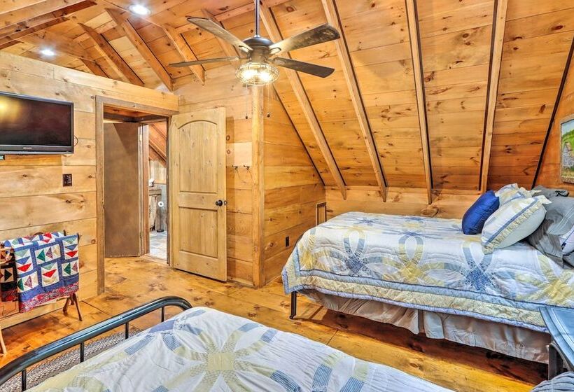 Cozy Creekside Mountain Escape W/ Hot Tub!