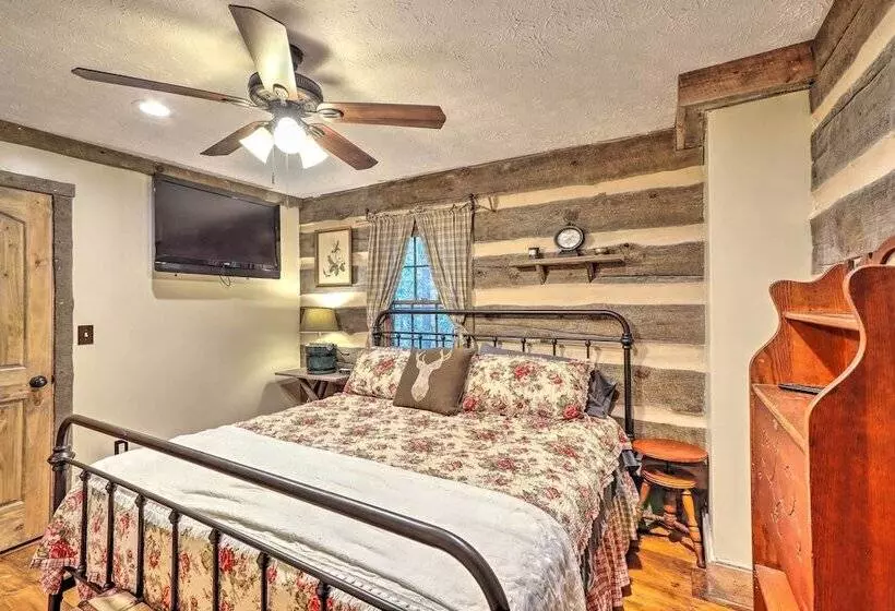 Cozy Creekside Mountain Escape W/ Hot Tub!