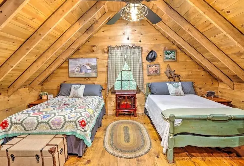 Cozy Creekside Mountain Escape W/ Hot Tub!